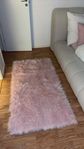 Härlig rosa pälsmatta från Benuta