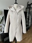 Beige quiltad jacka kappa trenchcoat 