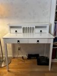 Skrivbord, vitt med fina detaljer i svart