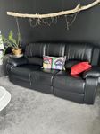 svart soffa