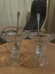 2 dessertskålar med skedar
