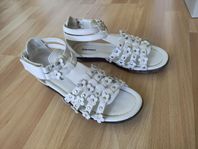 Vita sandaler med blommor, strl 34