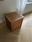 Trälåda med lock på gångjärna