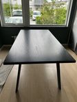 Rustikt köksbord i svartmålat trä