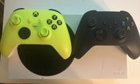 Xbox Series S + två handkontroller