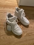 Vita sneakers helt nya