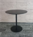 Litet fint runt bord, typ cafebord - 2 stycken finns