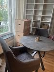 Runt matbord med två fina stolar