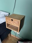 Två vägghängda sängbord Kivik 