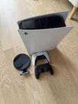 PlayStation 5 med dubbla handkontroller och stativ 