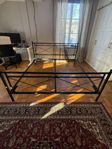Rejäl sängram för dubbelsäng bortskänkes