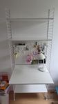 Stringhylla med skrivbord, vit