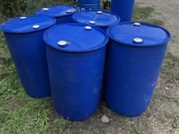 Blå plasttunnor 200L