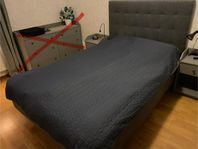 säng 140cm med gavel och sängbord