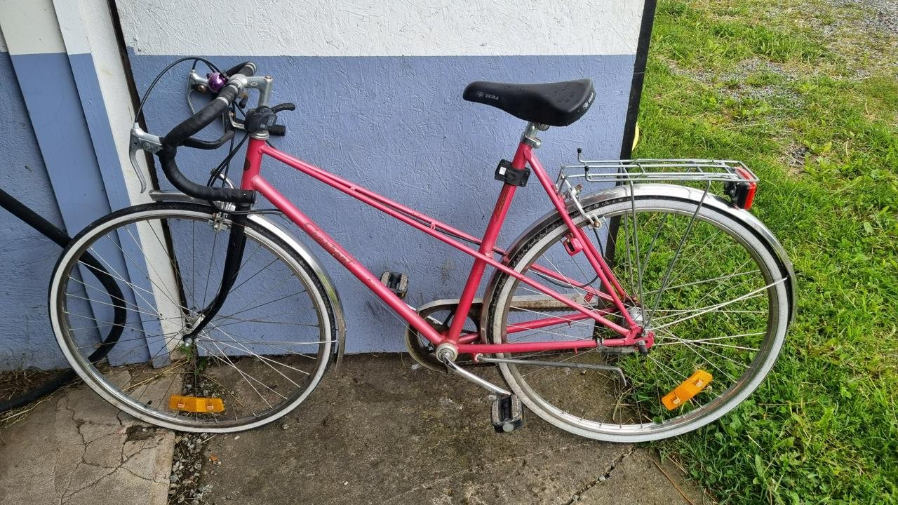 Dam Crescent retro-racer