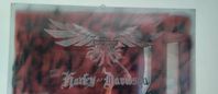 Glas platta med hanggjord Harley emblem