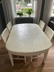 Matsalsbord med fyra stolar