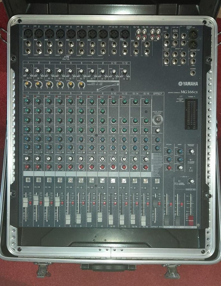 Yamaha mixer 16 kanaler med case