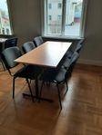 4 bord 16 stolar samt ett serveringsbord