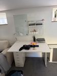 skrivbord och tillbehör 