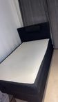 Säng med gavel i mörk färg i 120 cm