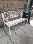 	“Charmig vit bänk för trädgården – klassisk och bek
