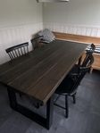 Mörkbrunt matbord