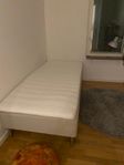 säng 90x200 med bäddmadrass