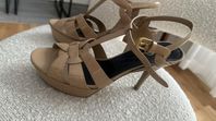 TRIBUTE PLATFORM SANDALS IN PATENT LEATHER