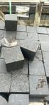 mörk grå flammad ovansida gatsten sågad 100x100x100  