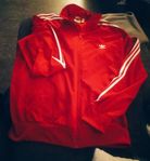 Oanvänd Adidas tröja stl. XL!.