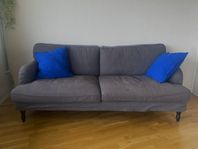 Grå soffa Howard-stil