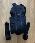 BabyBjörn bärsele mini i svart bomullstyg, Comfy Cotton.