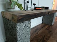 tv bänk i massiv naturligt gran (oljat) med lecablock