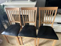 3 stolar i ek med svart sits i konstläder