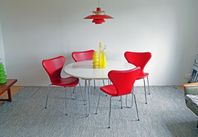 Arne Jacobsen, Matgrupp, 3107 - Sjuan i rött skinn
