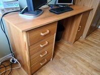 Skrivbord med lådhurts och skåp