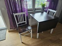 Litet köksbord med 2 stolar