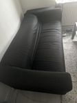 svart soffa