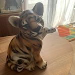 En liten sibirisk Tigerunge in italiensk porslin 