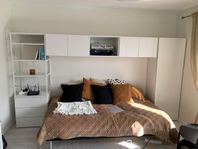 IKEA garderob med hyllor och skåp