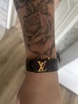 säljer Louis Vuitton armband i 23 cm