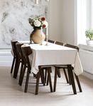 Matbort smalt med fina former och plats för 6 stolar 