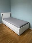 Sängstomme med lådor från IKEA – Fint skick!