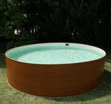 Snygg pool med rening och värmare