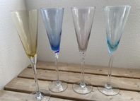 Färgade champagneglas