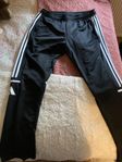 Adidas träningsbyxor L