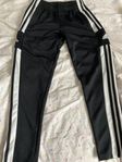 Adidas träningsbyxa 9-10yo