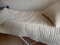 Beige överkast plus stor kudde