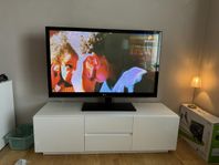 TV 50" med TV bänk på köpet